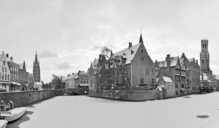 Bruges in Winter: 48-Hour Fairytale Canal Itinerary, Cozy Cellar Breweries & Waffle Guide