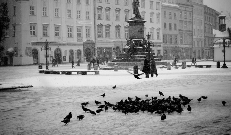 Krakow in Winter: 48-Hour Fairytale Old Town Itinerary, Wawel Castle & Cozy Cellars Guide